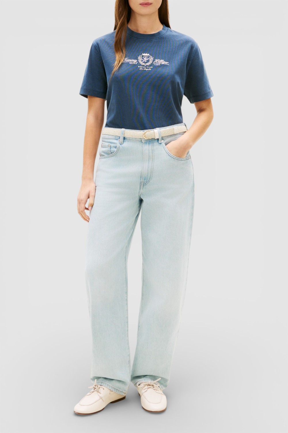 תמונת כל הלוק של חולצת טי